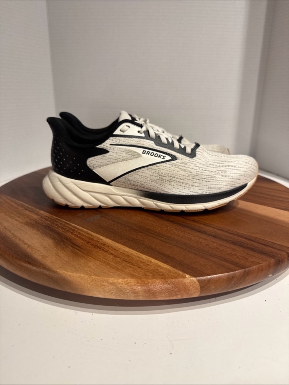 Brooks Anthem 2 Mens Running Shoes White Black Gum 1104391D121 Size 7 D